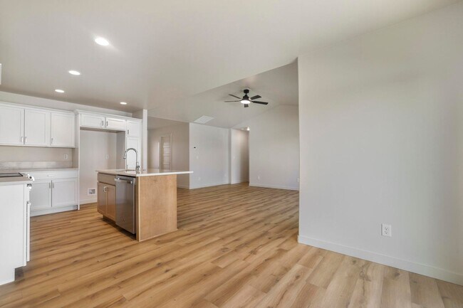 Building Photo - 392 Rock Dove Loop