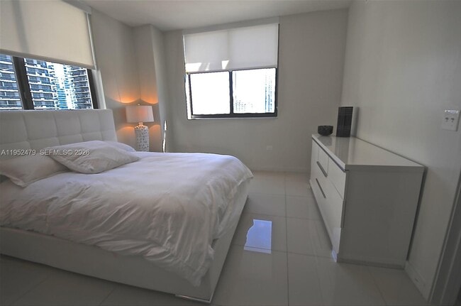 Building Photo - 999 SW 1st Ave