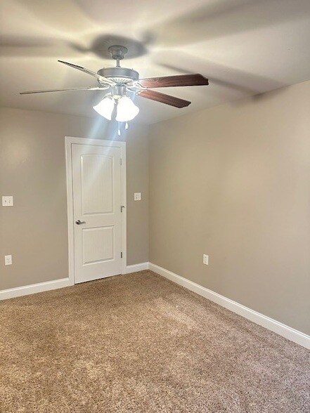 Building Photo - 112 NE Bellingham Dr