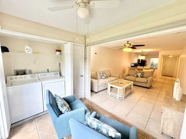 Building Photo - ** KINGS LAKE ** 2 BED / 2 BATH - CONDO - ...