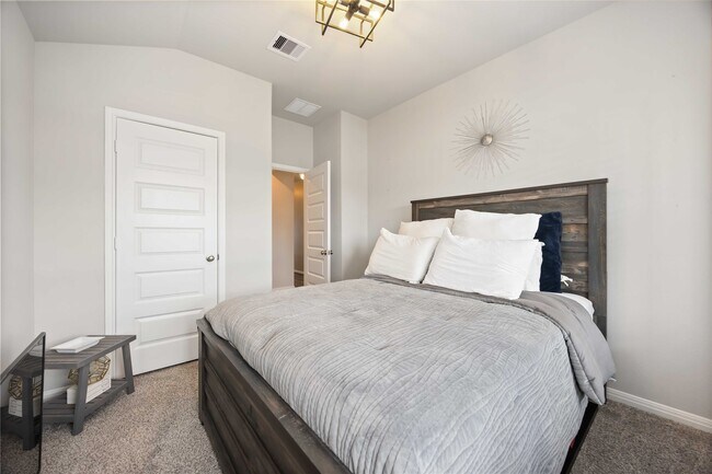 Building Photo - 6910 Lebec Dr