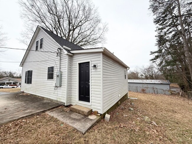 Building Photo - Renovated 2BR Home Minutes from Downtown Hickory – Washer & Dryer Included!