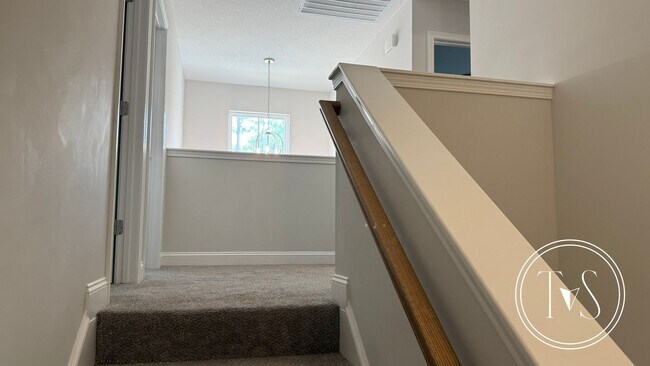 Building Photo - RATE DROP ALERT (was $2500/month) and MOVE-IN SPECIAL: $500 OFF 1ST MONTH'S RENT!**