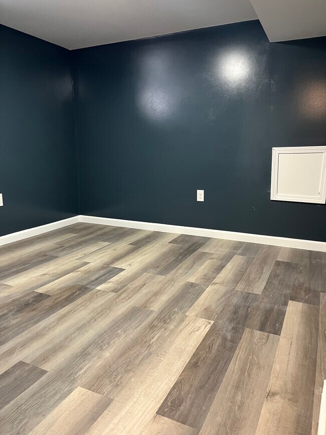 Building Photo - 1370 E 22nd Ave