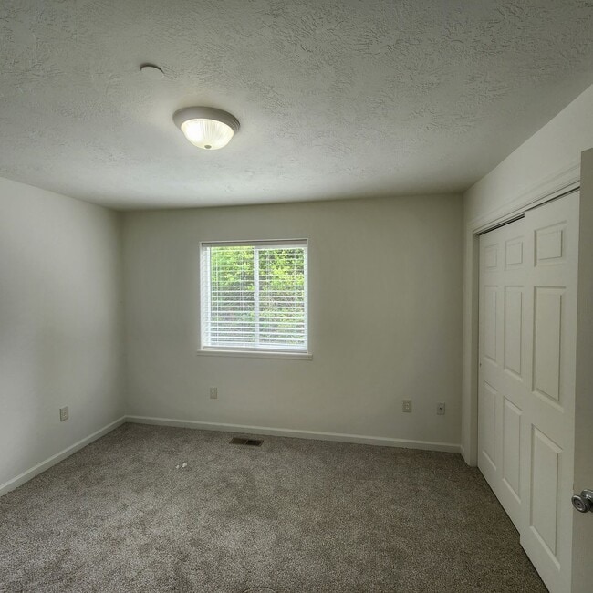 Building Photo - 3 Bedroom House Available in Quiet Astoria...