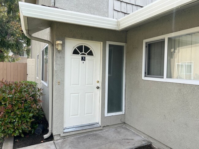 Building Photo - 2-bedroom condo near shopping & restaurants!