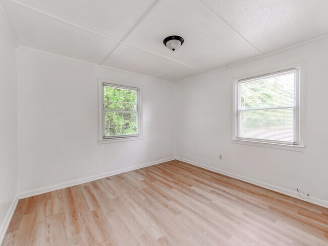 Building Photo - Charming Duplex