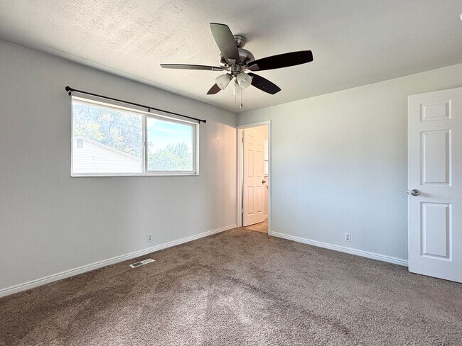 Building Photo - 856 E Park Mesa Way
