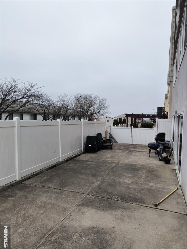 Building Photo - 6805 Meadowview Ave