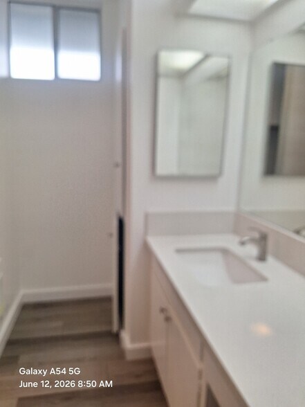 Building Photo - 609 De La Vina St