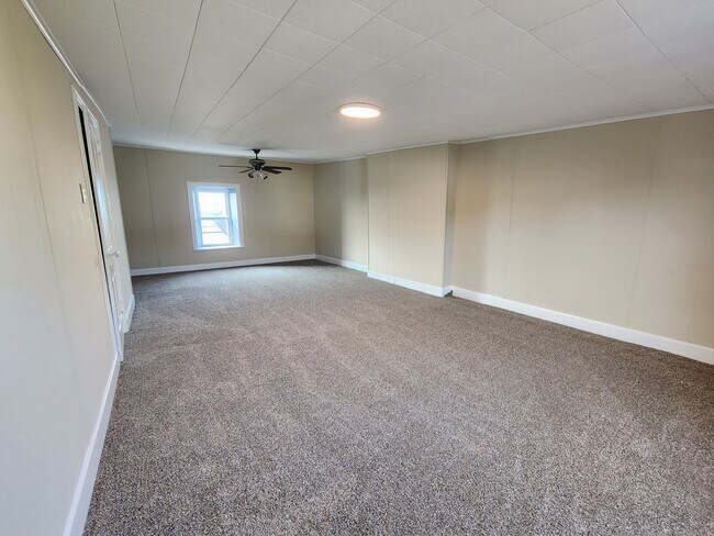 Bedroom - 558 Broad St