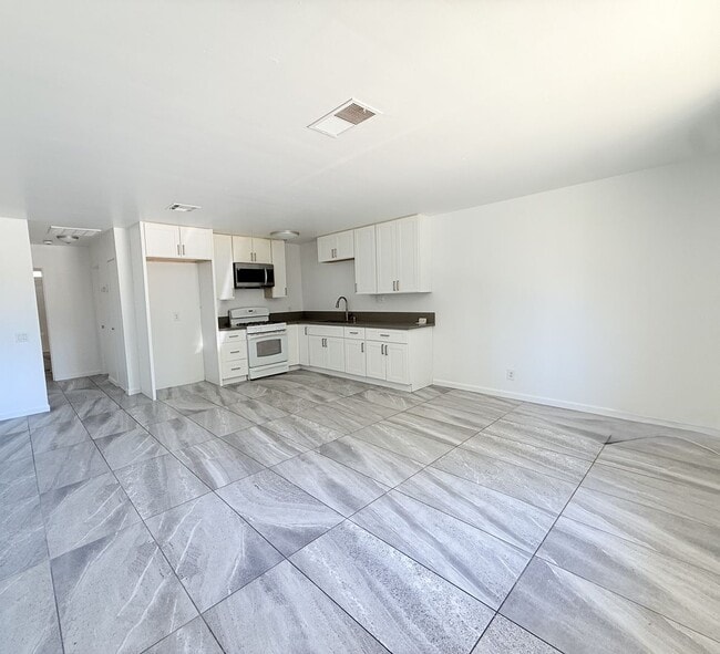 Building Photo - AVAILABLE NOW!!! 2 Bedroom / 1 Bathroom Ap...