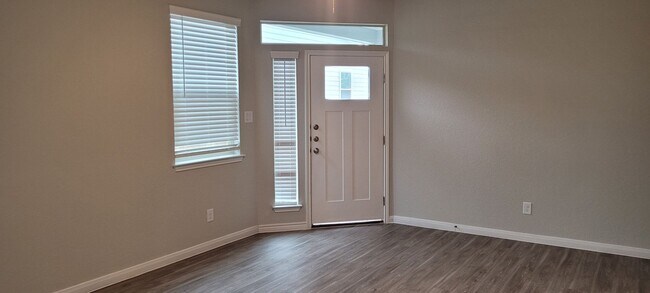 Building Photo - New 3/2 Townhome in Cibolo
