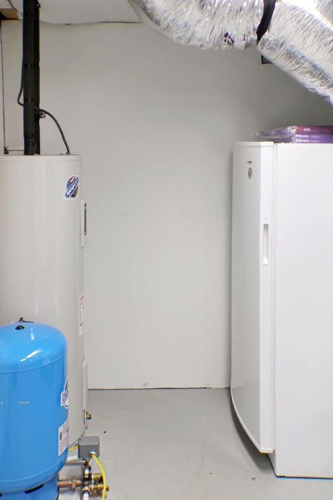 Building Photo - 4 Bedroom on 1 acre