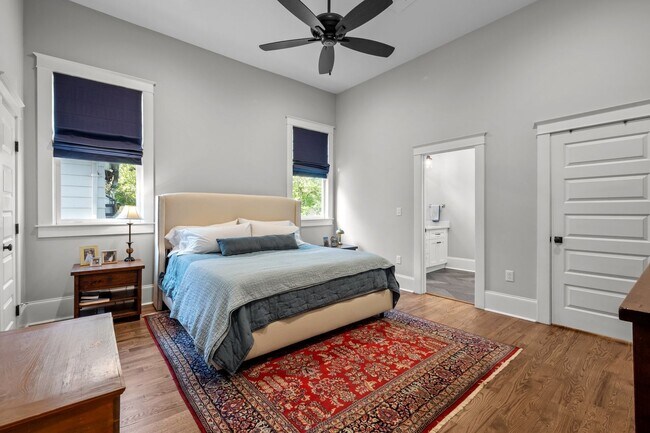 Building Photo - Gorgeous Renovation near Downtown Durham -...