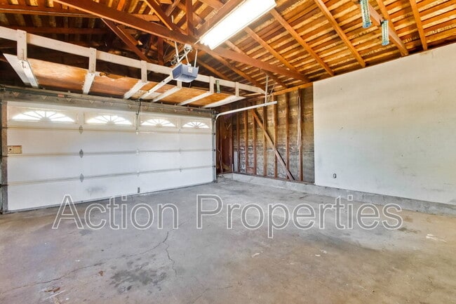 Building Photo - 1062 Kelly Dr