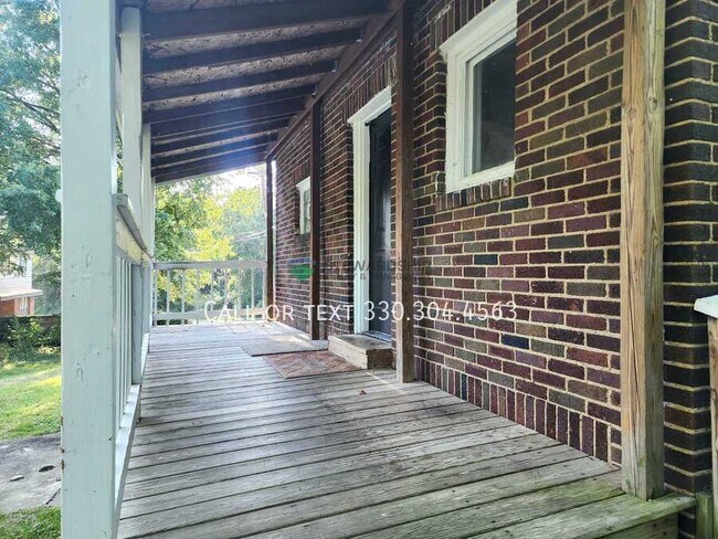 Building Photo - 2823 Columbus Rd NE