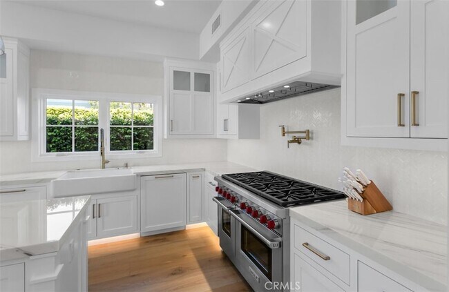 Building Photo - 2401 Bayshore Dr