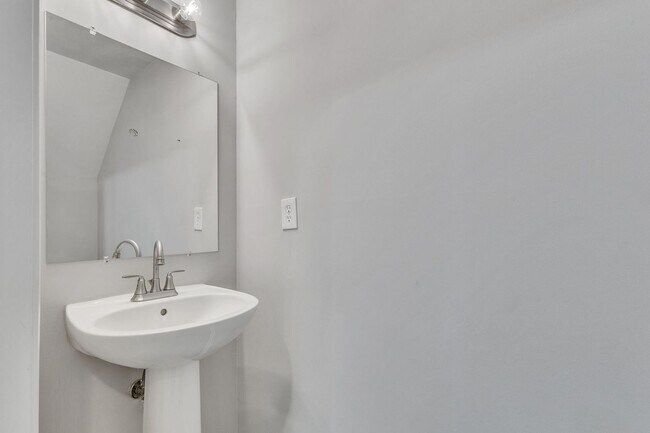 Building Photo - Stylish Condo Near Van Dorn Metro with Dual En Suites