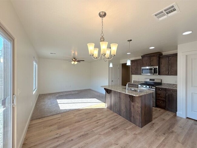 Building Photo - 4 Bed, 2.5 Bath Home with 2 Car Garage