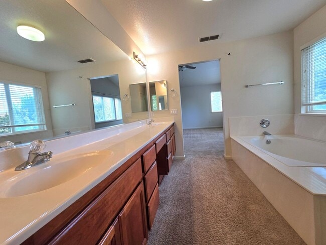 Building Photo - Wonderful 4 bedroom 3 full bath in the Wildhorse Golf Course Community.