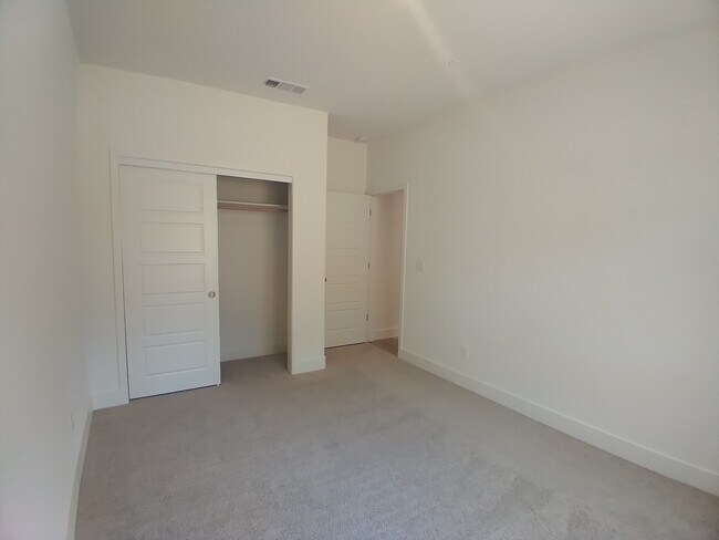 Building Photo - 5855 E Pitt Ave