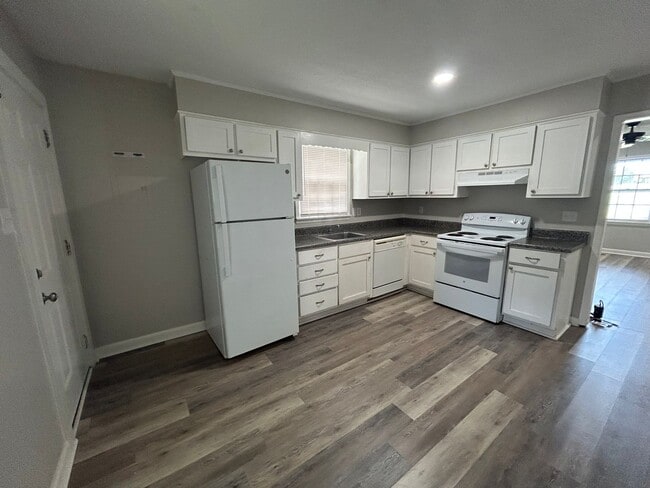 Building Photo - Charming and Affordable Downstairs Duplex ...