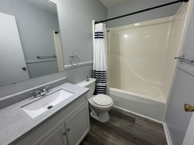 Building Photo - "Charming 2-Bed Gem with Full Bath in Springfield – Cozy 777 Sq Ft Haven Awaits!"