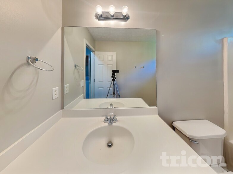 Building Photo - 220 Oak Grove Way