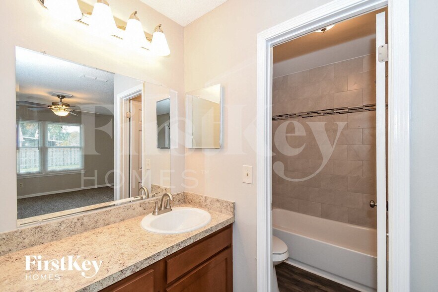 Building Photo - 1591 Twin Oak Dr W