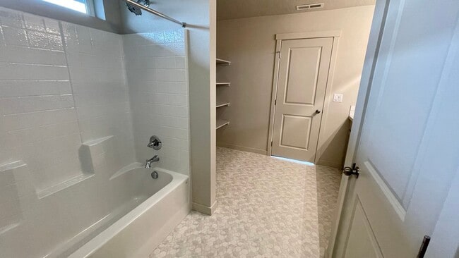 Building Photo - $2,199.00 / Large 4 bed 2 bath / 3 car gar...