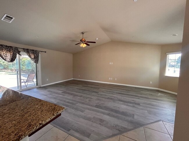 Building Photo - Nice home for rent in Visalia!