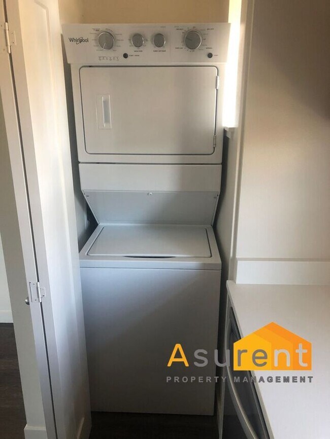 Building Photo - MOVE IN SPECIAL: $500 Off on First Full Month's Rent! New Townhome close to downtown!