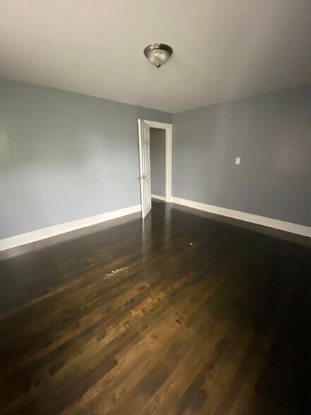 Building Photo - 359 Crescent St