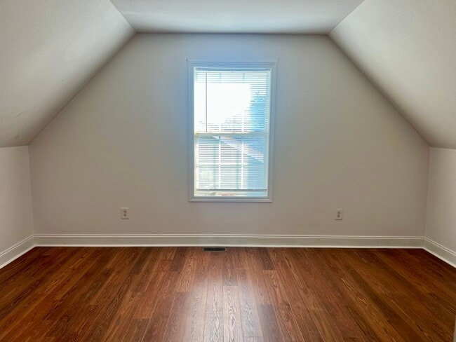Building Photo - 3 bedroom + loft & 2.5 bedroom  in gated c...