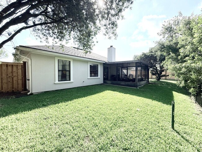 Building Photo - Stylish 4BR Home Minutes from Everything