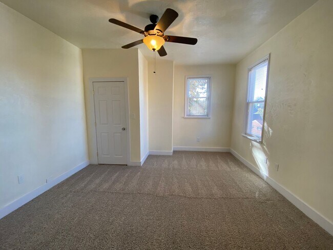 Building Photo - Spacious 3br house with off street parking