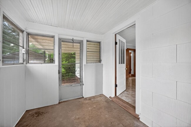 Building Photo - 2 Bedroom, 1 Bathroom House in Madison!