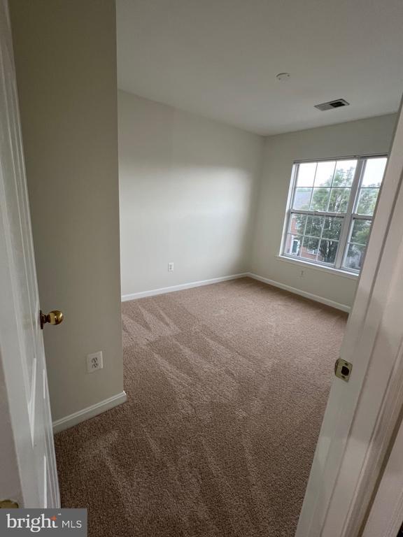 Building Photo - 45515 Lakemont Square