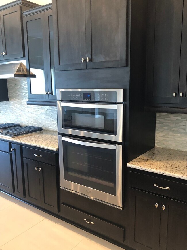 Building Photo - Beautiful 4B/3B plus office single family ...