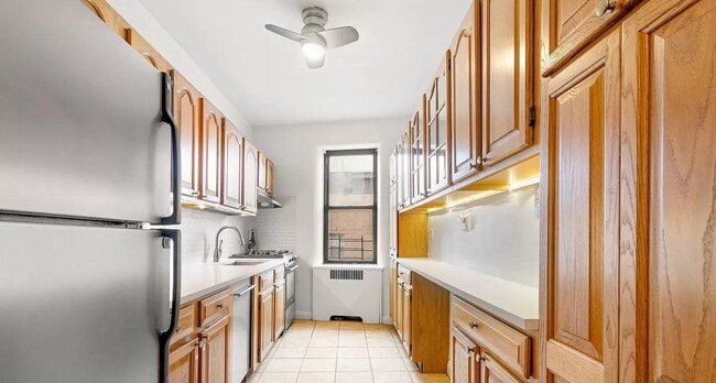 Building Photo - 30-83 Crescent St