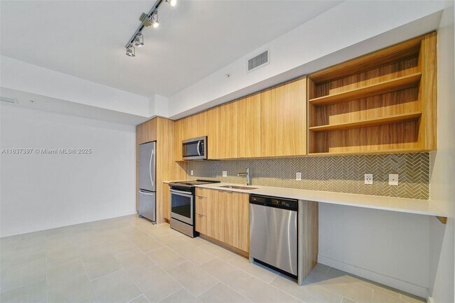Building Photo - 2150 N Bayshore Dr