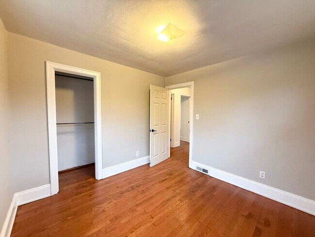 Building Photo - Beautiful Brick Home in Prime Hickory Location – Spacious Layout & Hardwood Floors!