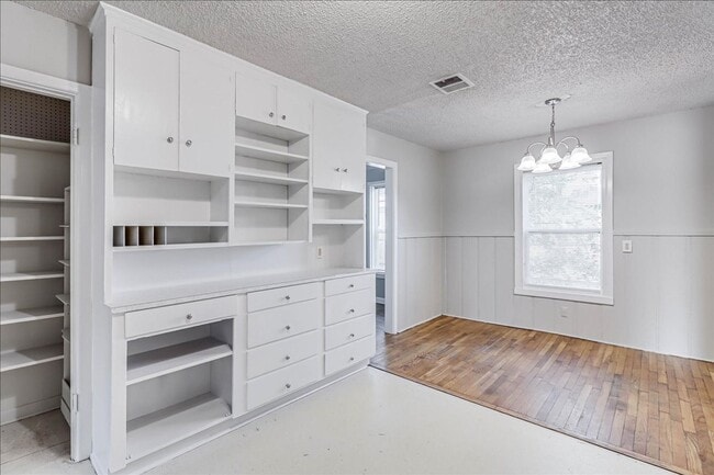 Building Photo - 6046 Hugo Dr
