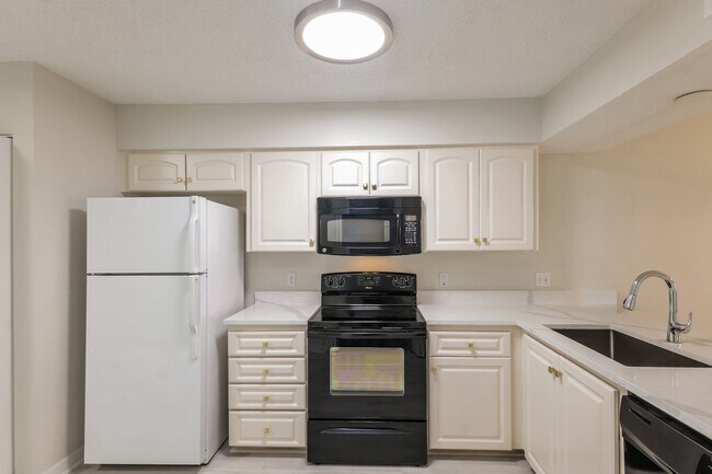 Building Photo - 2 bed + den 2 bath condo, just 2.5 miles from the beach!