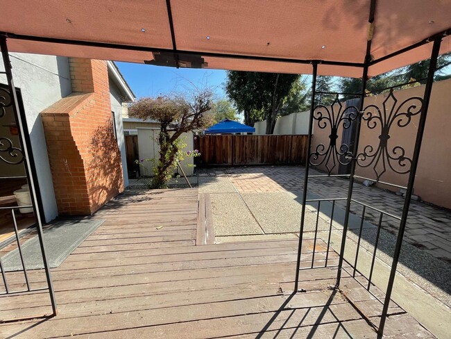 Building Photo - 5 bedroom Pet Friendly remodeled home in P...