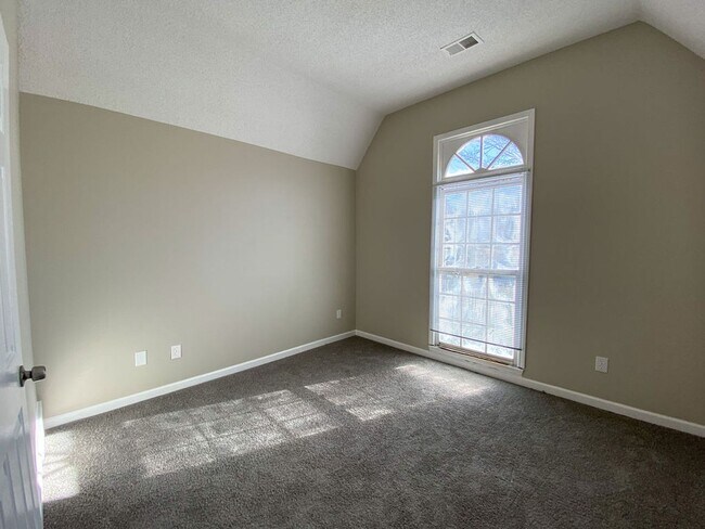 Building Photo - 4 bed, 2 bath in Cordova with ss appliance...