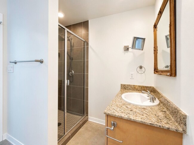 Building Photo - Modern Condo in The Cedars, Dallas with Private Patio | Available for Lease!