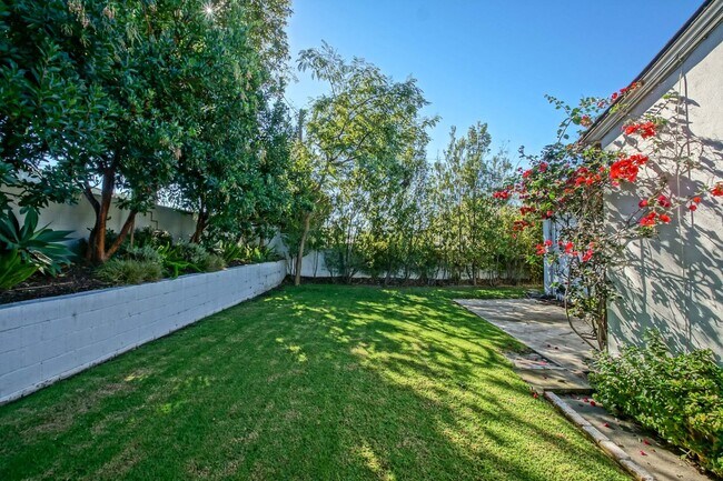 Building Photo - CHARMING, BRIGHT & AIRY HOLLYGLEN HOME W/ BEAUTIFULLY LANDSCAPED FRONT & REAR YARDS W/ PATIO BLOC...
