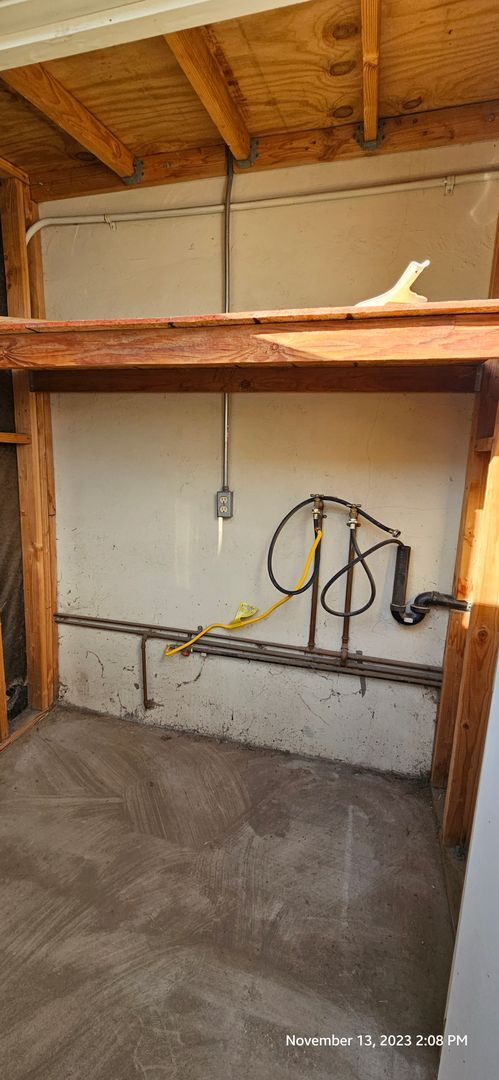 Building Photo - Centrally Located Small Cottage Studio with Private Yard